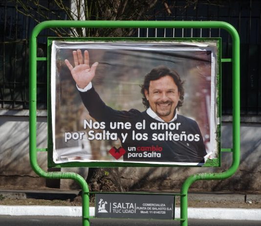 Gustavo Saenz copó las carteleras municipales con afiches de sus candidatos