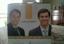 La imagen de Urtubey e Isa en cajas navideñas